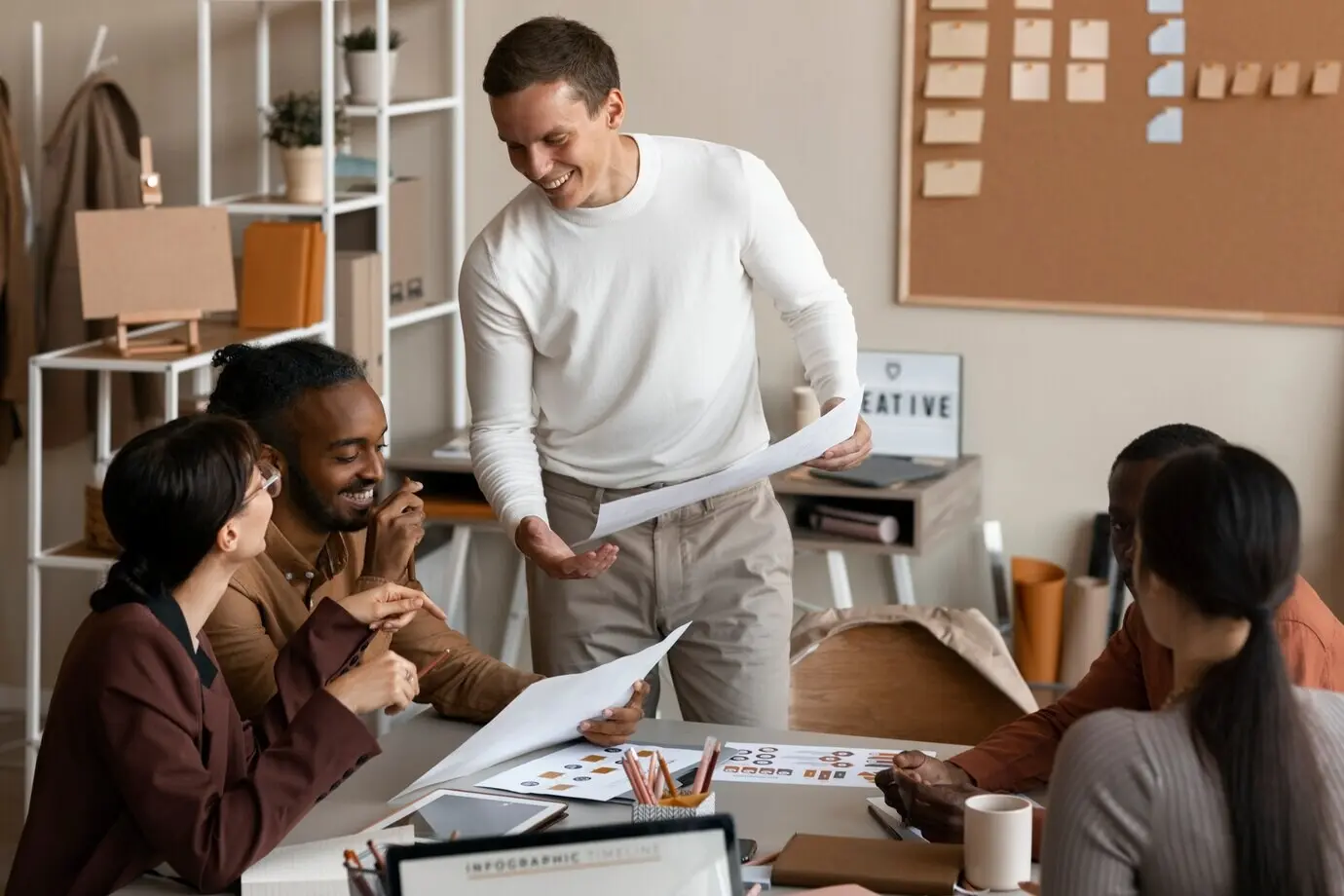 Halbnahe Aufnahme von Personen bei einer Arbeitsbesprechung.
