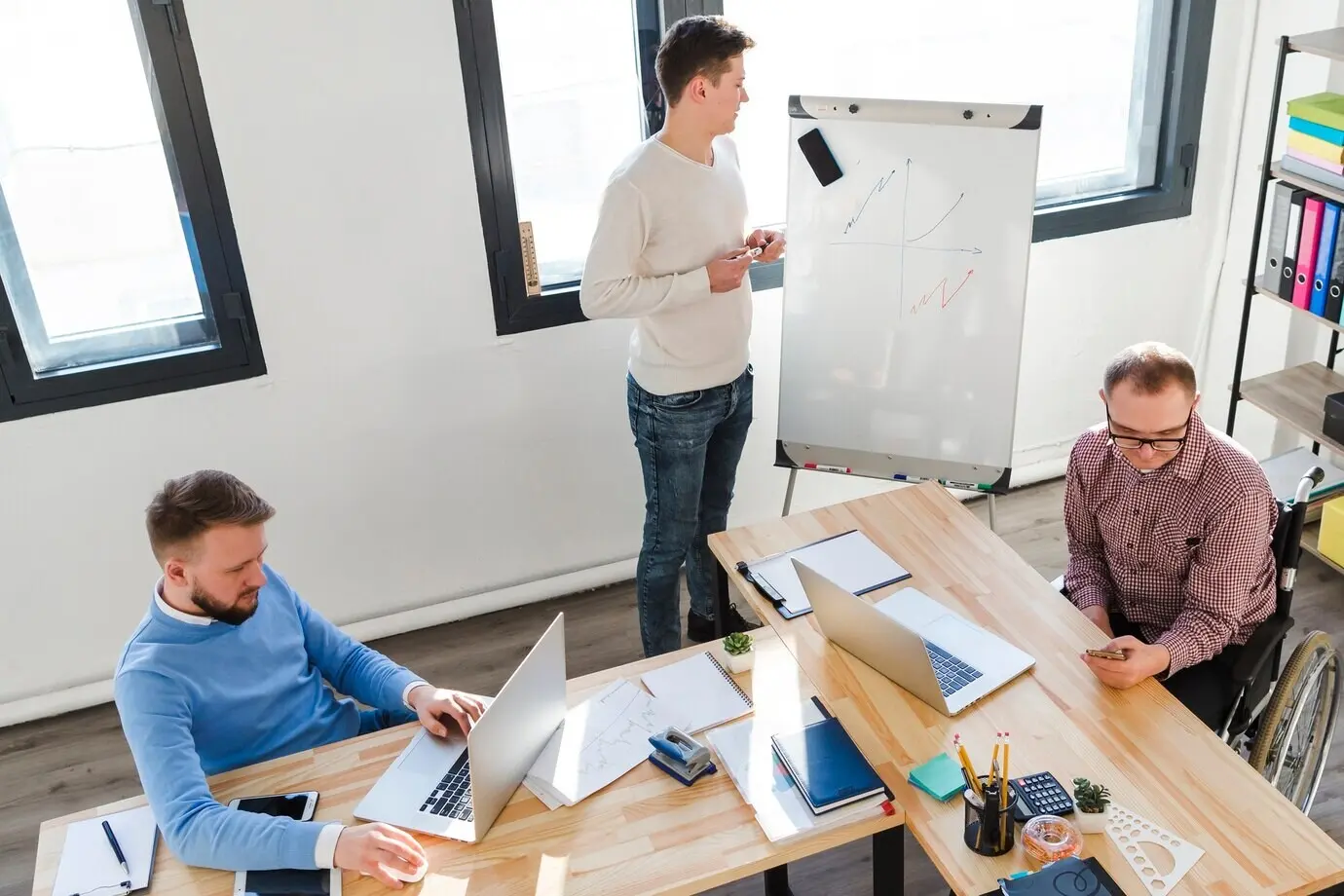 Erwachsene Männer arbeiten gemeinsam an einem Projekt.